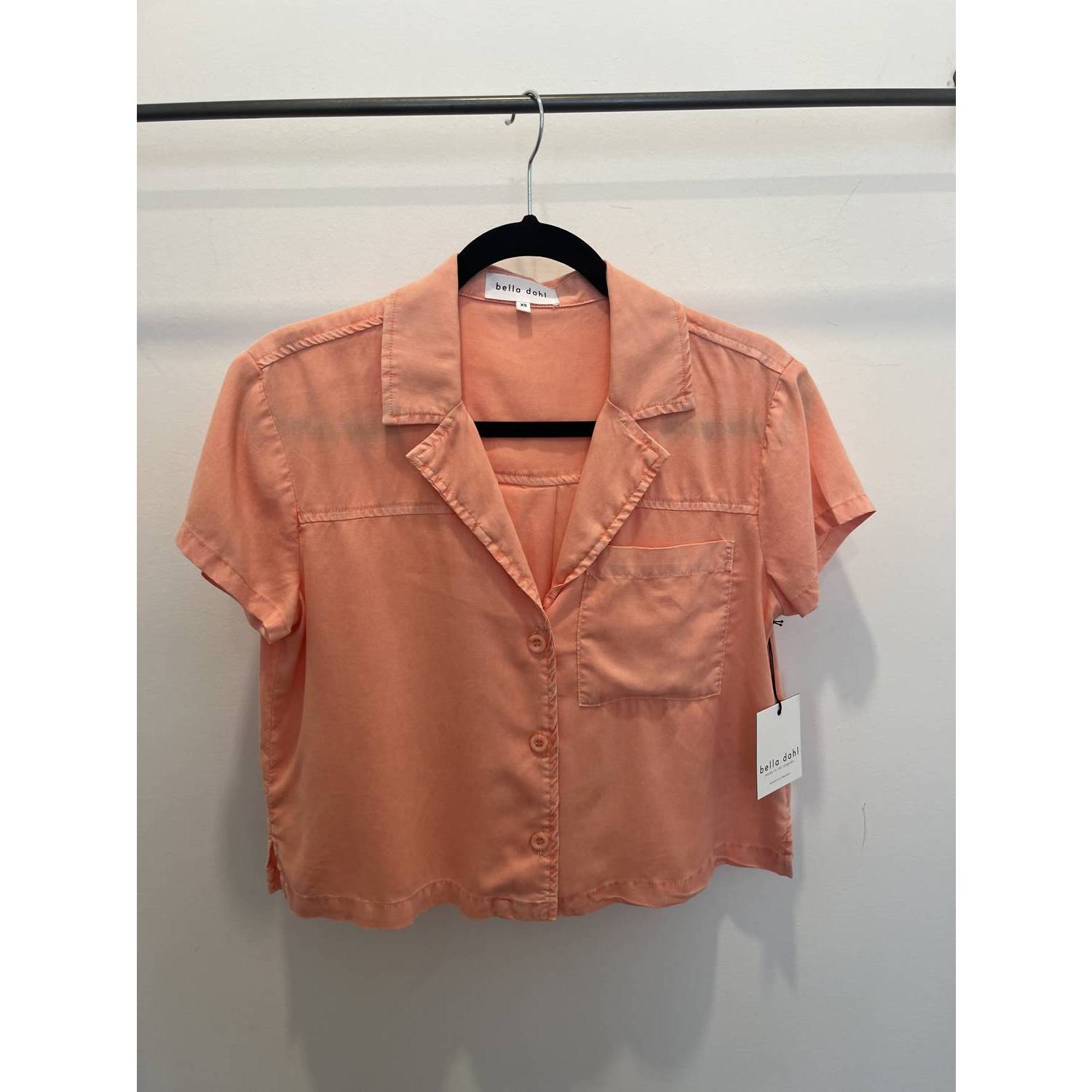 New Bella Dahl Cropped Short Sleeve Button Down Shirt In Coral